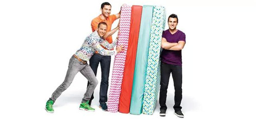 Airbnb 公司的三位創(chuàng)始人，以及他們最早的 Airbed