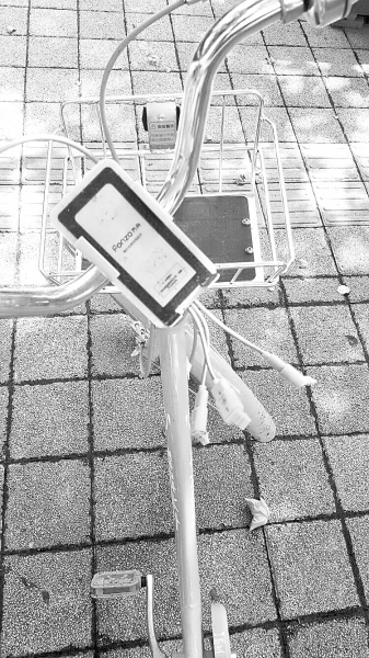 車把中間有手機充電支架，下方連接著3根充電線。