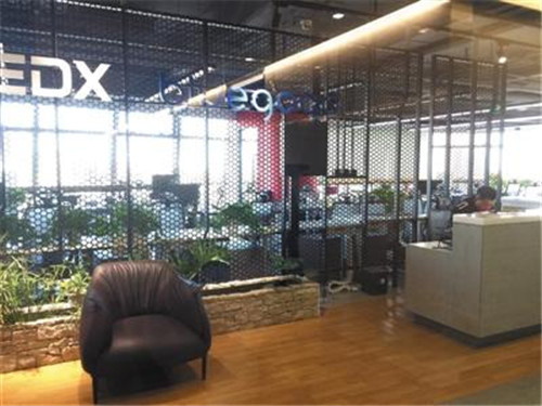 11月16日，小藍(lán)單車(chē)總部人去樓空，前臺(tái)只剩保安。