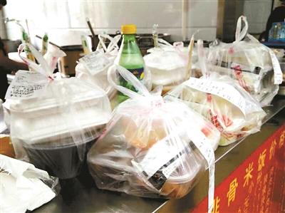 一餐館的“飯口”時(shí)段，等待“出發(fā)”的外賣(mài)擺滿(mǎn)案臺(tái)