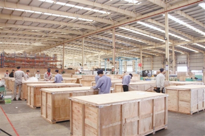 工作人員檢查準(zhǔn)備運(yùn)往伊朗的海馬S5成套散件 工作人員檢查準(zhǔn)備運(yùn)往伊朗的海馬S5成套散件