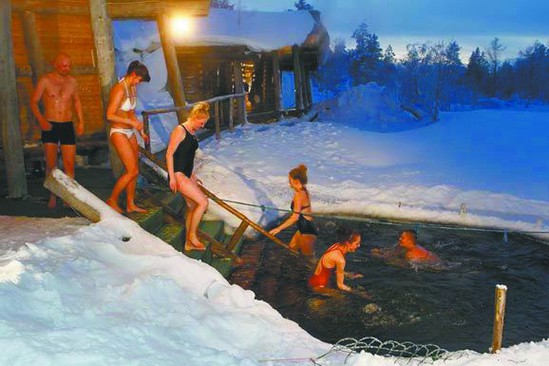奇葩！芬蘭人蒸完桑拿跳冰湖