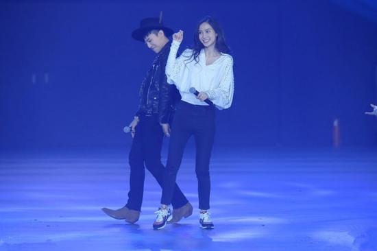 偶像面前，baby變羞澀少女