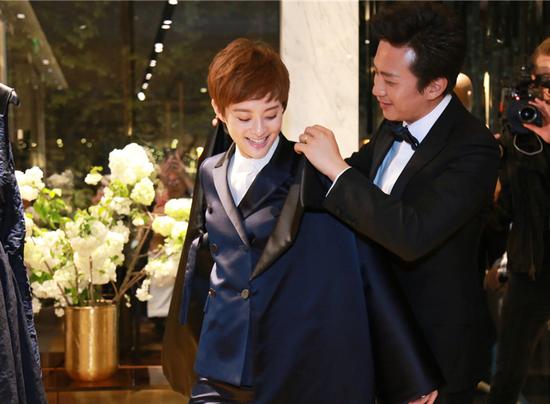 超哥，你還是老老實實伺候娘娘更衣吧。