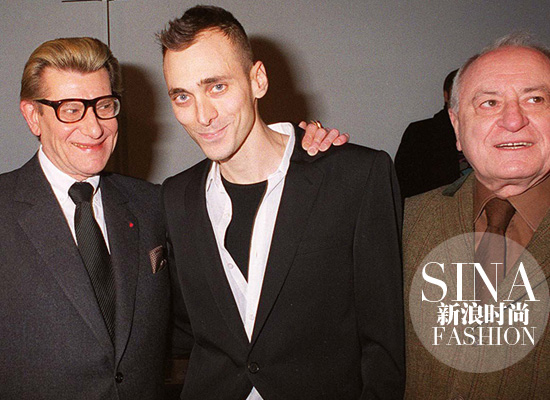 Yves-Saint-Laurent、Hedi-Slimane、Pierre-Bergé在Dior后臺的合影