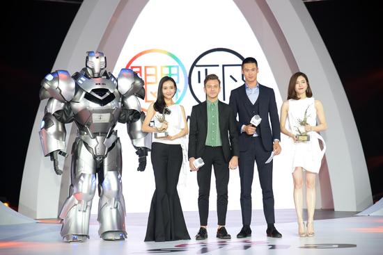 Klasse14腕表首席設(shè)計(jì)師 Mario Noblie以及超模蔚方卿為王鷗、江疏影頒發(fā)時(shí)尚突破藝人獎(jiǎng)項(xiàng)