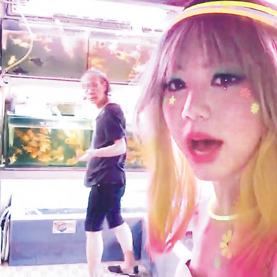 鄧紫棋穿熒光裝，嚇尿路人