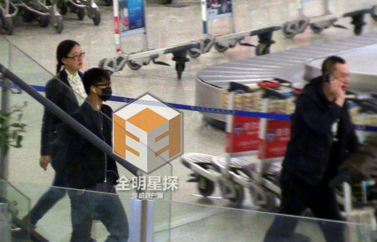 韓庚現(xiàn)身機(jī)場。