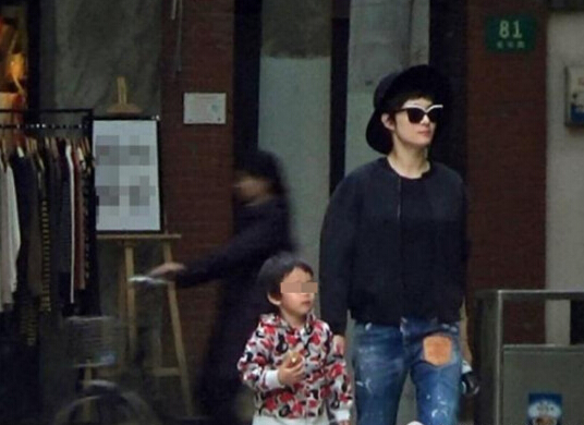 等等正面照曝光。