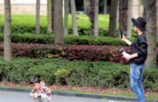 孫儷不時(shí)拿出手機(jī)替等等拍照。