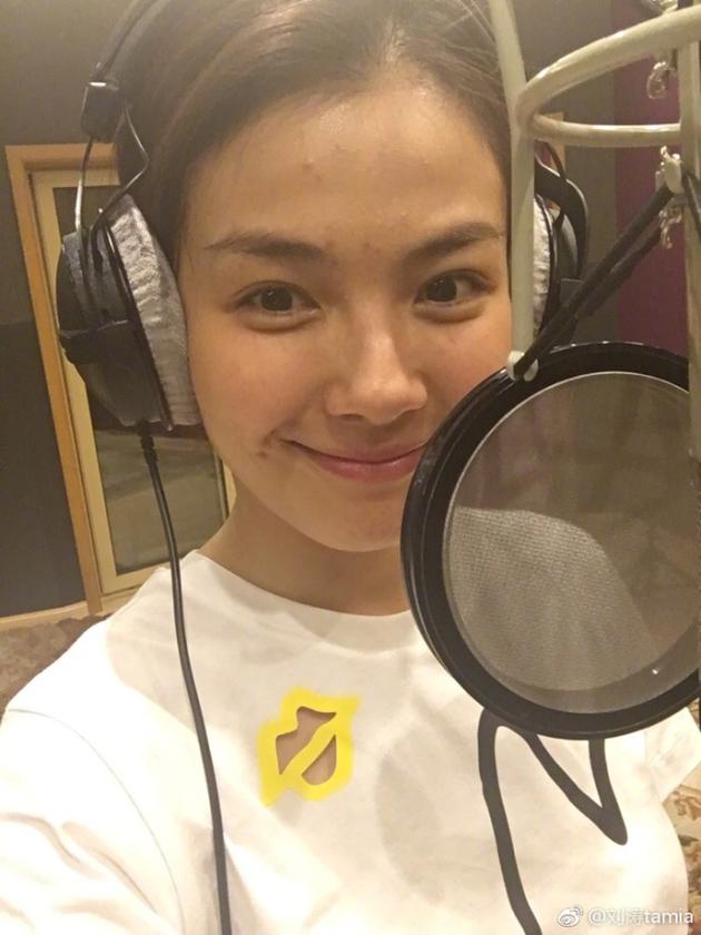 劉濤錄音棚素顏仍清秀 獻唱《歡樂頌2》主題曲