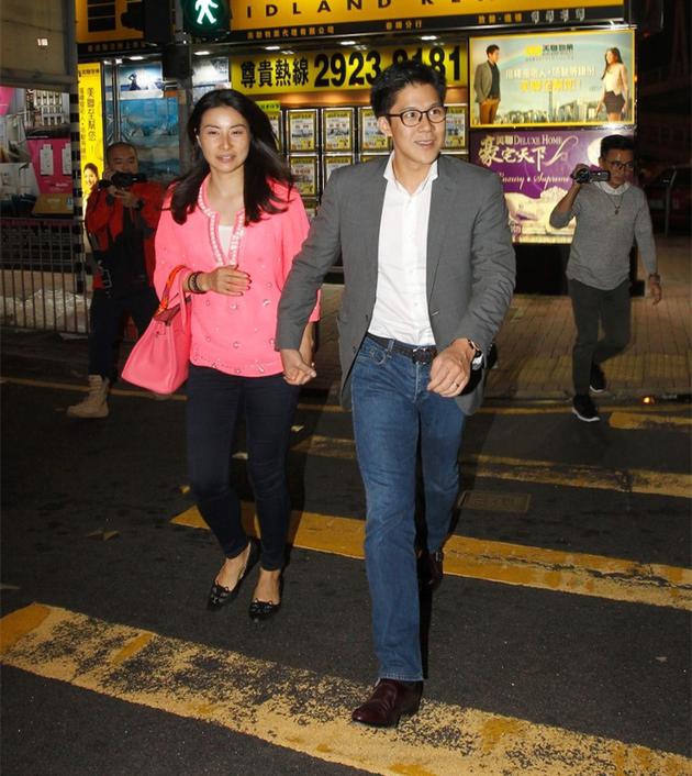 慶祝結婚四周年時，郭晶晶已有孕味