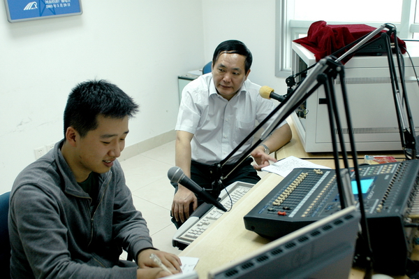 河南省政府安委會副主任、省安全生產(chǎn)監(jiān)督管理局黨組書記、局長張國輝做客《安全河南》直播室