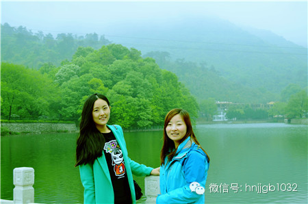 奧斯卡汽車影城的美女和這個風(fēng)景融入的真好啊，有木有？！