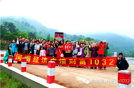 這么美的地方，我們合影留念，看大家多開心！