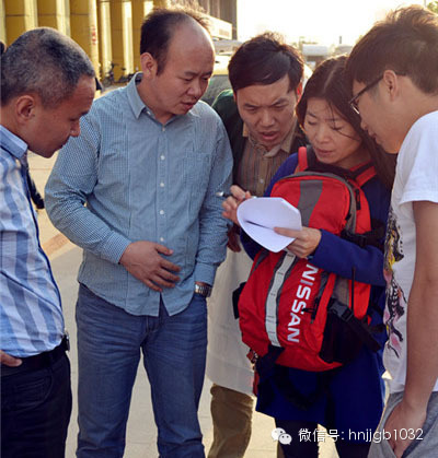 五點五十左右，聽眾們陸陸續(xù)續(xù)到達鄭州捷和汽車，首先要做的第一件事就是找我們的工作人員要車標
