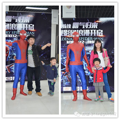 貼完車標回到大廳，一位蜘蛛俠模樣的男子瞬間吸引大家的眼球