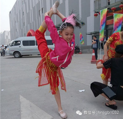 先練練功，為一會兒的演出做準備