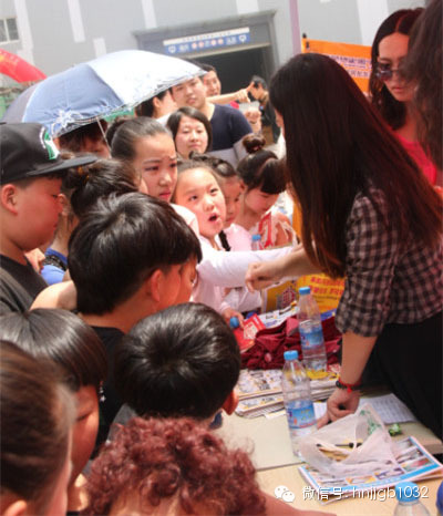 禮品領取處，這是要把工作人員圍攻的節(jié)奏啊。