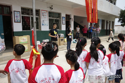 財富1032主播鄧語、張哲主持了捐助儀式