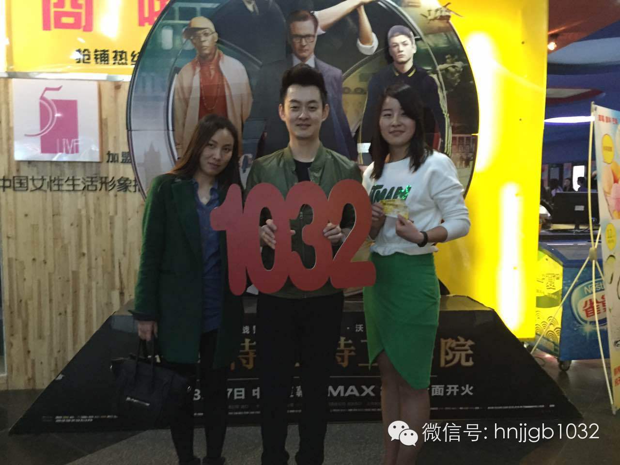 傳說中的Johnny終于現(xiàn)身啦！還是美女魅力大哦。帥哥美女好養(yǎng)眼，小編忍不住要多看幾眼呢。