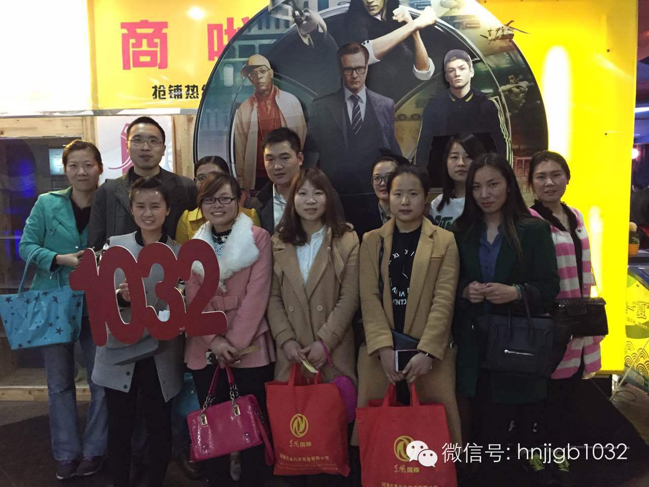 來個合影，1032的聽眾棒棒噠，個個都準時到達了集合地點。Johnny表示很欣慰?。? complete=