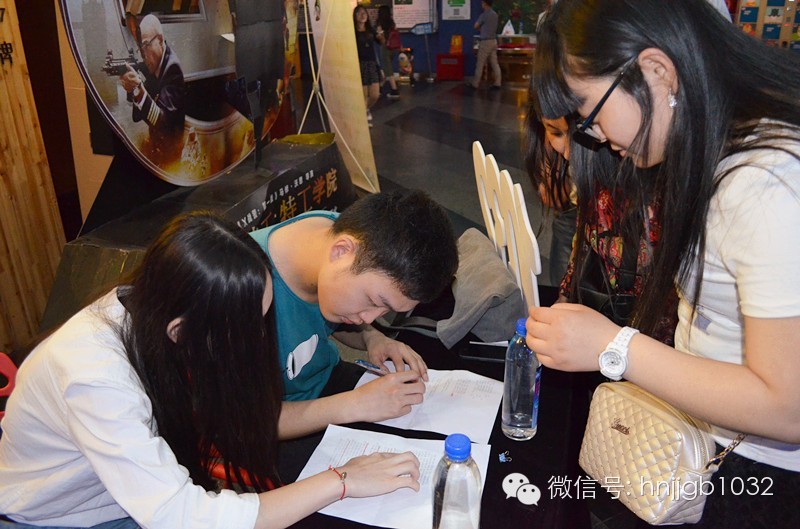 看，我們的工作人員正在組織簽到哦！