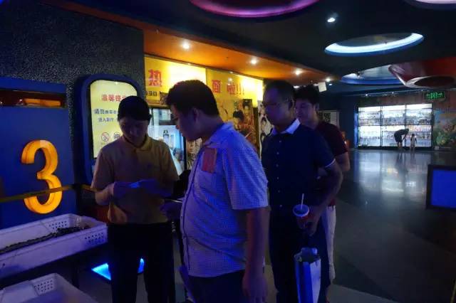 電影馬上開始，排隊入場嘍