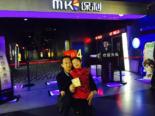 再來看兩個(gè)萌娃，表情都好有戲！