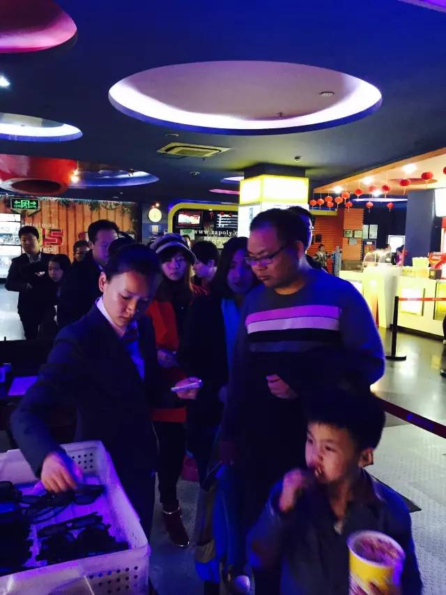 小朋友吃的好香?。”谆ê碗娪罢媸墙^配喲