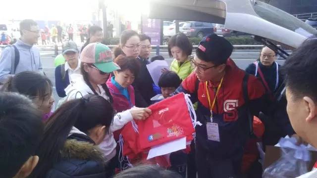 8:30準時集合，現(xiàn)場工作人員給大家分發(fā)參賽證和參賽衣服。