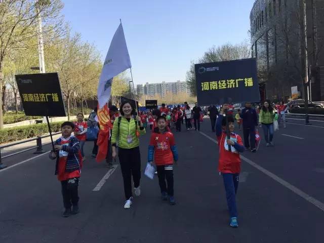 出發(fā)啦！小朋友和大朋友們昂首闊步向賽場邁進！