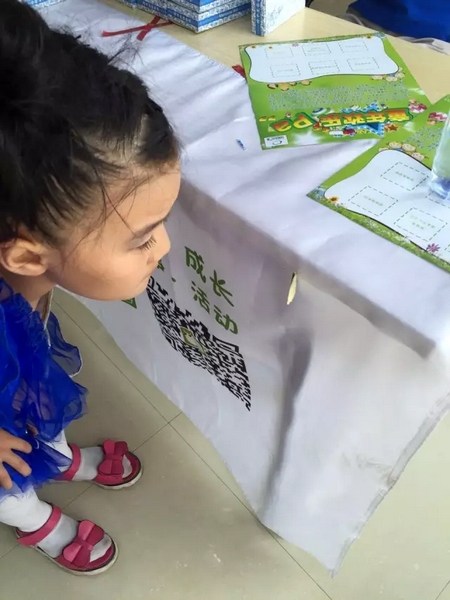 一只蝴蝶飛到小蝸牛的旗子上，小朋友看得入神啦~