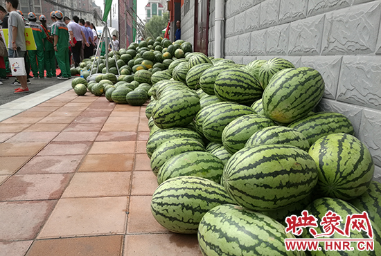 經(jīng)濟(jì)廣播工作人員和愛心企業(yè)給正在忙碌的環(huán)衛(wèi)工人、交警等送去一萬六千多斤西瓜和近百提礦泉水。