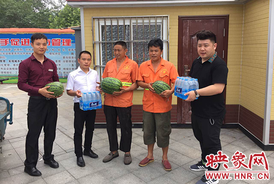 經(jīng)濟(jì)廣播工作人員和愛心企業(yè)給正在忙碌的環(huán)衛(wèi)工人、交警和協(xié)警等送去了一萬六千多斤西瓜和近百提礦泉水。