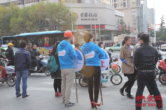 河南交通廣播的主持人們引導(dǎo)行人過馬路 河南交通廣播的主持人們引導(dǎo)行人過馬路