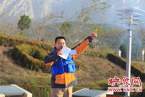 裁判鳴槍開始比賽 裁判鳴槍開始比賽