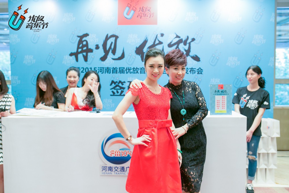 貼心的南方姐姐和美女主播小佩，海洋是不是每天都要流口水呀！