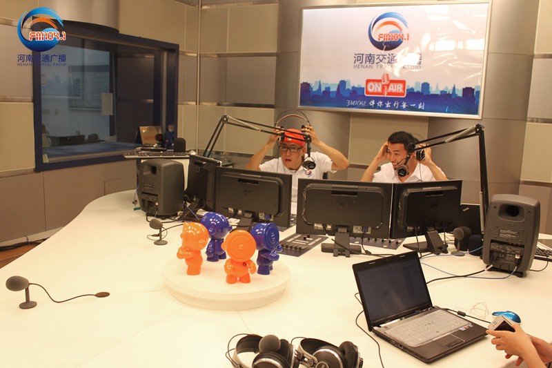 李憲和張弛怎么這么開心！又不是你們倆中獎了！