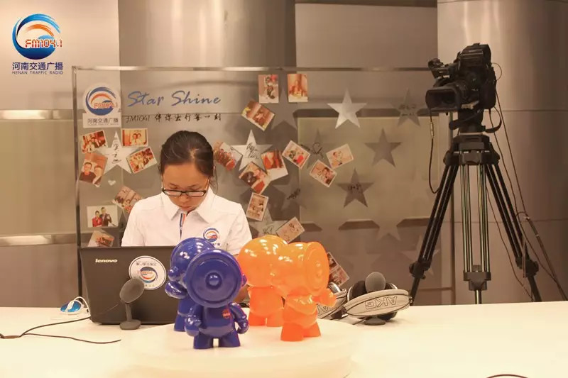 還是抽獎的姑娘比較認(rèn)真！為保證抽獎的公平公正，映象網(wǎng)進(jìn)行了全程視頻直播。