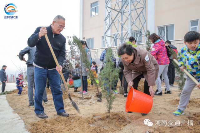 恩愛的老人一起種下一棵小樹苗，健健康康白頭偕老~
