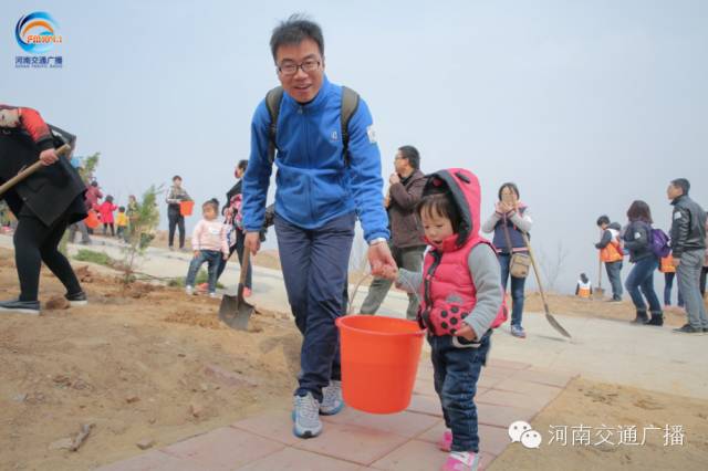 爸比爸比，你會種小樹嗎？我來教你吧~