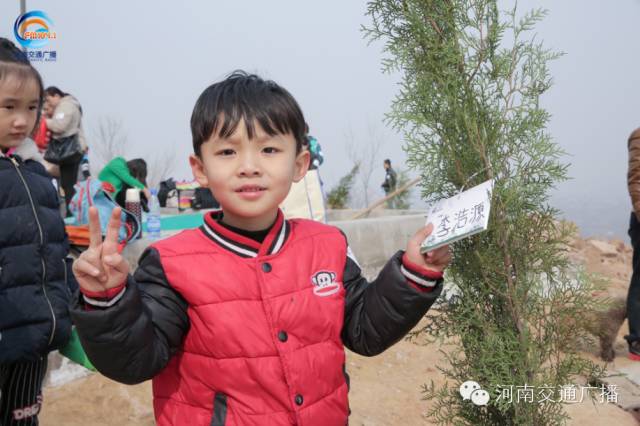 耶！你看，這是我種下的小樹苗！