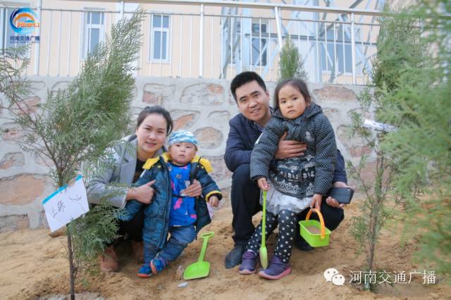 一家四口，一起種下我們的小樹，和寶貝兒們一起茁壯成長！