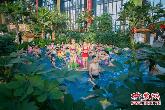 又開始過夏天的孩子們，在溫潤(rùn)的泉水里放任天性。