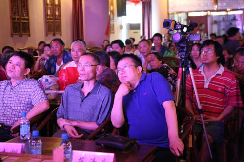 信息廣播總監(jiān)李金鋒（左1）、副總監(jiān)魏志剛（左2）、副總監(jiān)陳德年（左3）