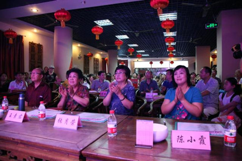 我省著名豫劇表演藝術(shù)家素君（左2）、常香玉弟子、國家一級演員張?jiān)聵s（右2）