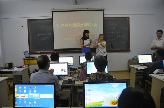 擁有18萬粉絲的網(wǎng)絡紅人、78歲的QQ奶奶張秀麗也來到網(wǎng)絡課堂