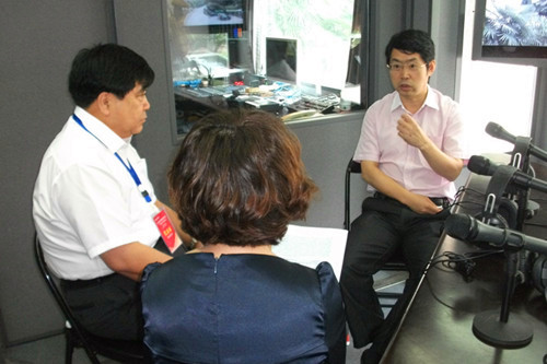 直播前的北京安貞醫(yī)院副院長周生來（右１）、大慶油田總醫(yī)院集團(tuán)總經(jīng)理劉湘彬（左１）