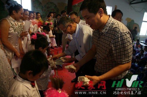 信息廣播總監(jiān)李金鋒等為小朋友獻(xiàn)愛心 信息廣播總監(jiān)李金鋒等為小朋友獻(xiàn)愛心